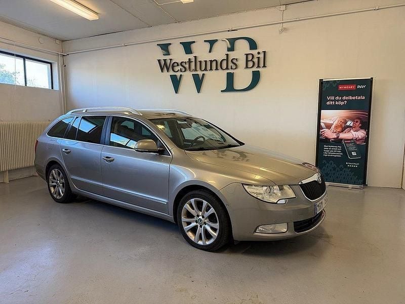 Ljusbrun (brun) Begagnad 2011 Skoda Superb Kombi | 59 900 kr (Marknadspris) - Bild 1/4