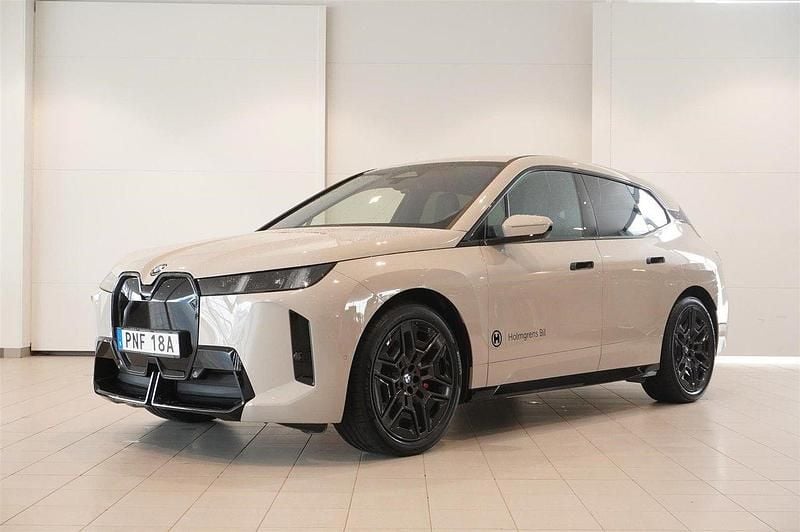Grå Begagnad 2025 BMW iX Efficient Dynamics SUV | 929 800 kr - Bild 1/4