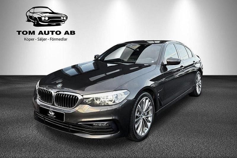 Grå Begagnad 2019 BMW 530e iPerformance Sedan | 289 900 kr (Bra pris) - Bild 1/4