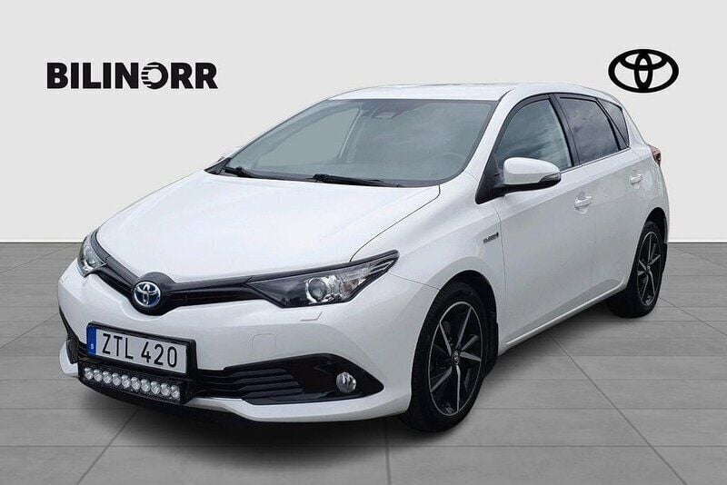 Vit Begagnad 2018 Toyota Auris Hybrid Edition Halvkombi | 189 900 kr (Marknadspris) - Bild 1/4