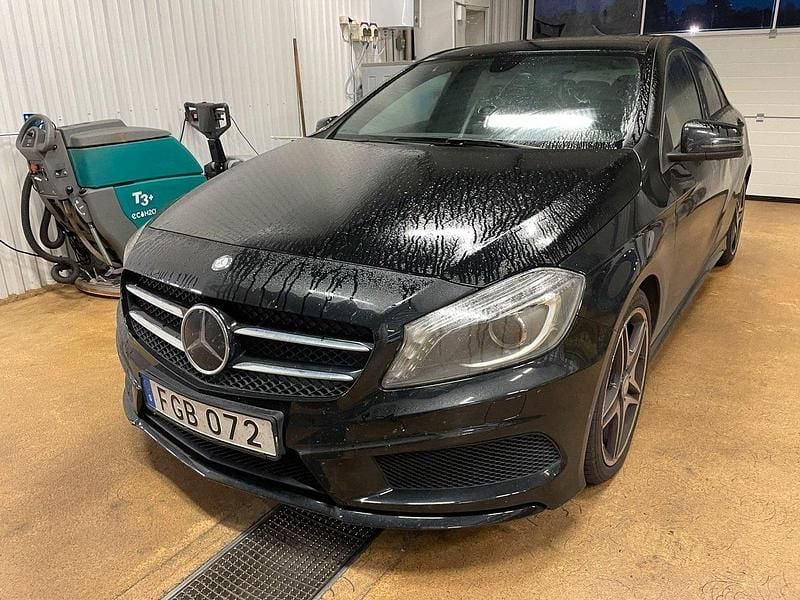 Svart (svart metallic) Begagnad 2015 Mercedes A220 AMG Sedan | 159 000 kr (Marknadspris) - Bild 1/2