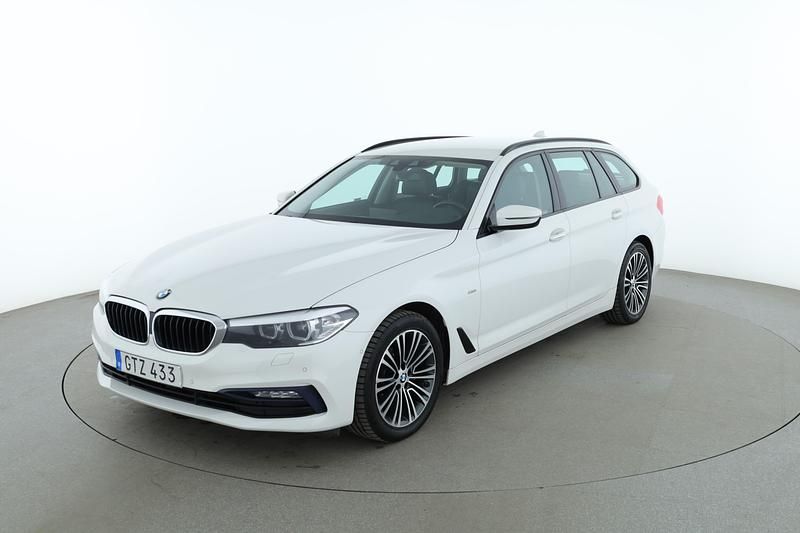 Vit Begagnad 2018 BMW 520 Sport Line Kombi | 226 000 kr (Bra pris) - Bild 1/4