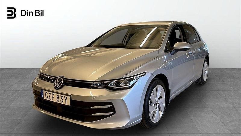Silver (oyster silver metallic) Ny 2025 VW Golf VIII Life Kombi | 332 200 kr (Marknadspris) - Bild 1/4