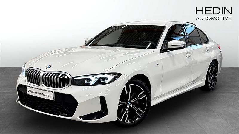 Vit Begagnad 2024 BMW 320 M Sport Sedan | 468 700 kr (Marknadspris) - Bild 1/4