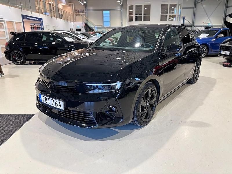 Svart Begagnad 2022 Opel Astra Halvkombi | 217 500 kr (Marknadspris) - Bild 1/4