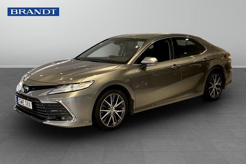 Silver Begagnad 2021 Toyota Camry Hybrid Premium Sedan | 309 900 kr (Bra pris) - Bild 1/4