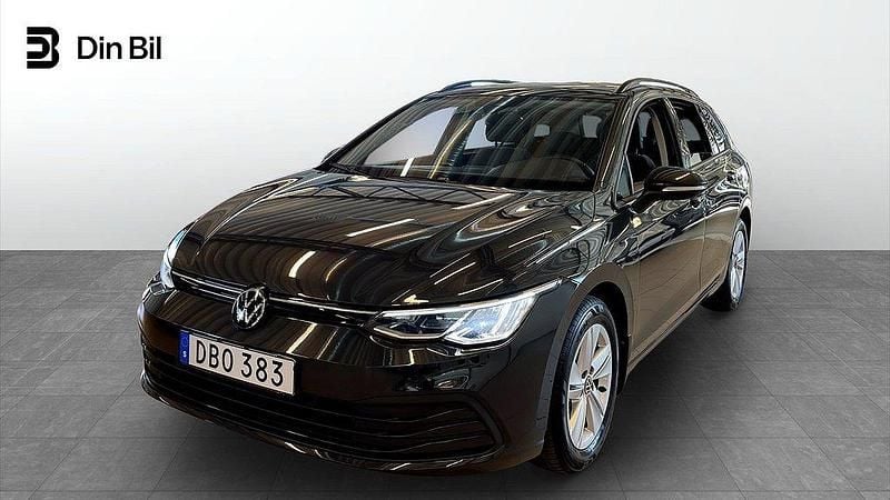 Grå (urano grey) Begagnad 2023 VW Golf VIII Life Kombi | 299 900 kr (Marknadspris) - Bild 1/4