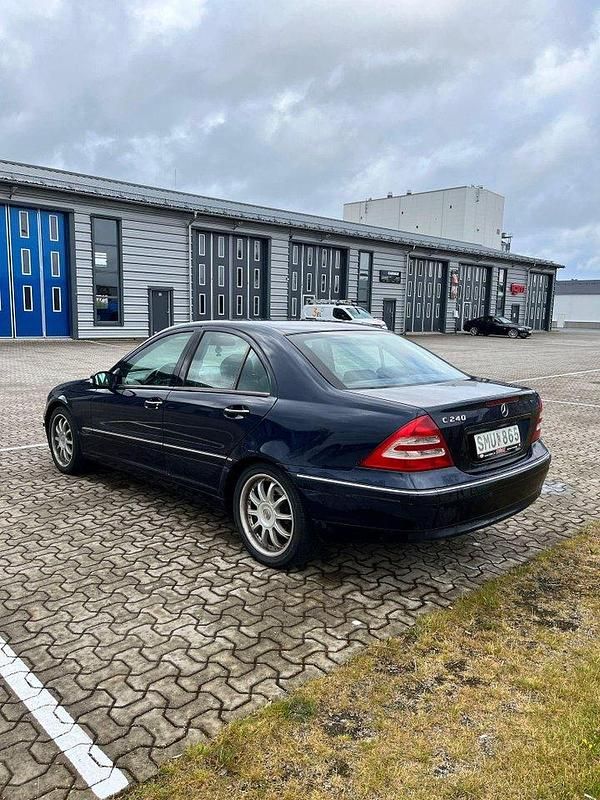 Blå Begagnad 2001 Mercedes C240 Elegance Sedan | 45 000 kr - Bild 1/4