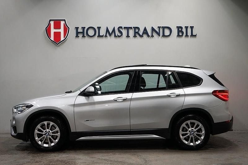 Silver Begagnad 2015 BMW X1 Sport Line SUV | 204 900 kr (Marknadspris) - Bild 1/4