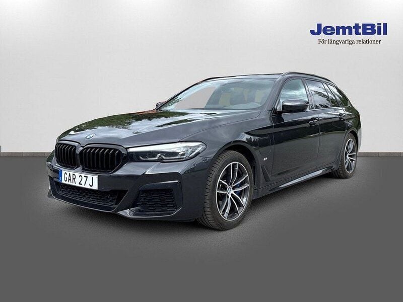 Grå Begagnad 2020 BMW 530e M Sport Kombi | 369 000 kr - Bild 1/4
