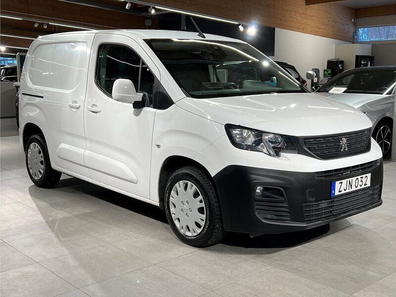 Vit Begagnad 2018 Peugeot Partner Minibuss | 174 900 kr (Marknadspris) - Bild 1/4