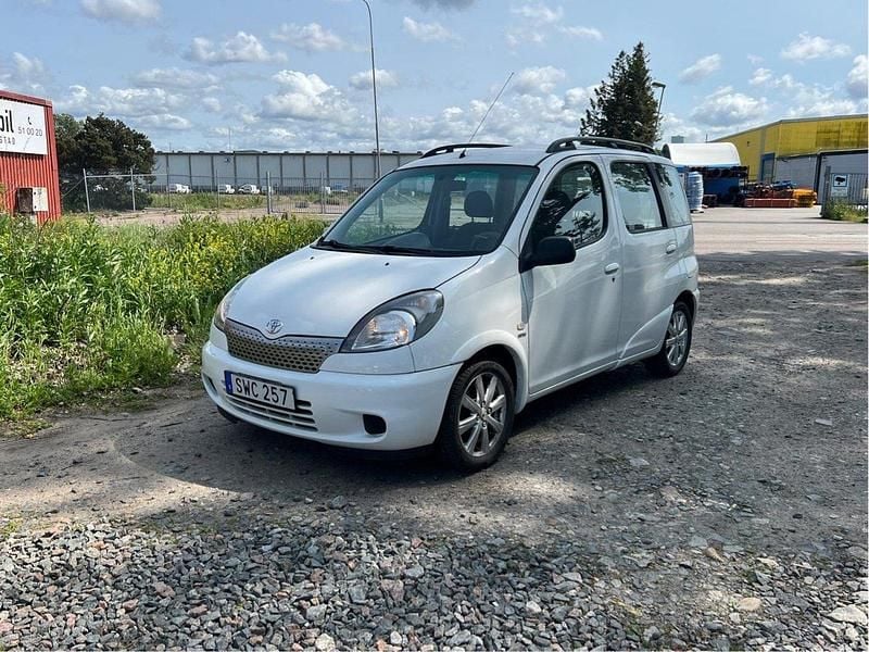 Vit Begagnad 2001 Toyota Yaris Verso Minibuss | 37 000 kr (Marknadspris) - Bild 1/2