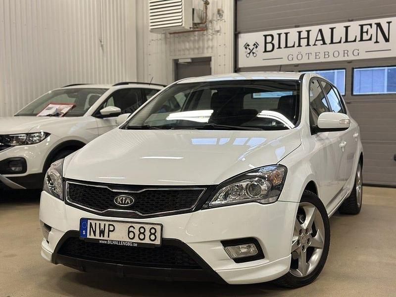Vit Begagnad 2011 Kia Ceed Halvkombi | 49 900 kr (Marknadspris) - Bild 1/4