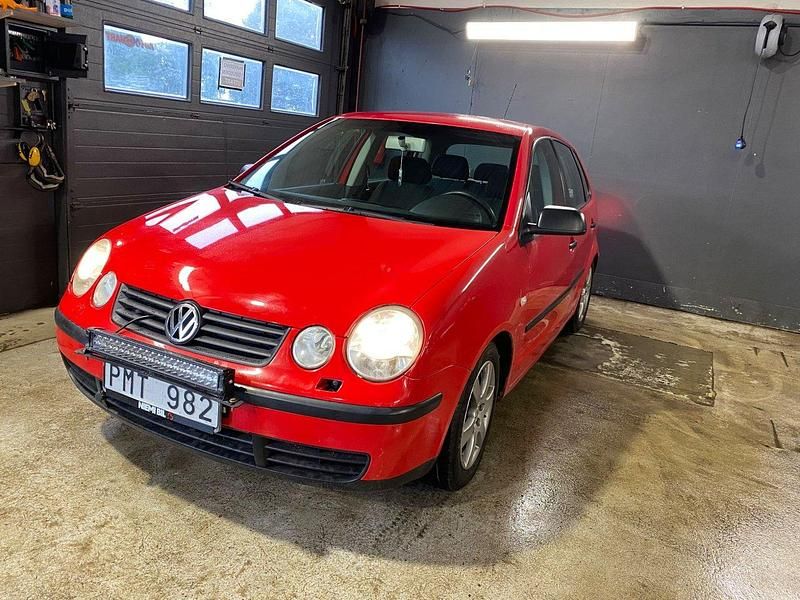 Röd Begagnad 2003 VW Polo Basis Halvkombi | 26 900 kr (Marknadspris) - Bild 1/4