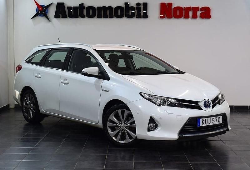 Vit Begagnad 2015 Toyota Auris Touring Sports Executive Kombi | 129 900 kr (Marknadspris) - Bild 1/2