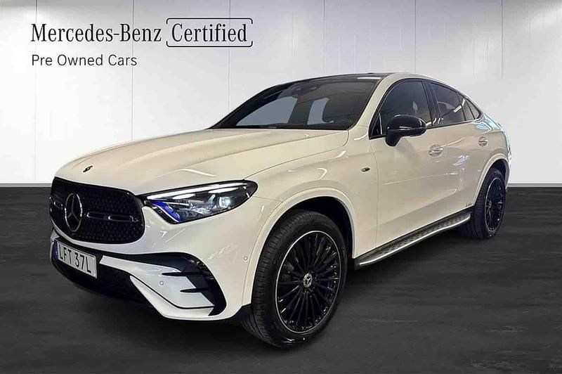 Vit Begagnad 2025 Mercedes GLC300e Sportkupé | 824 900 kr - Bild 1/1