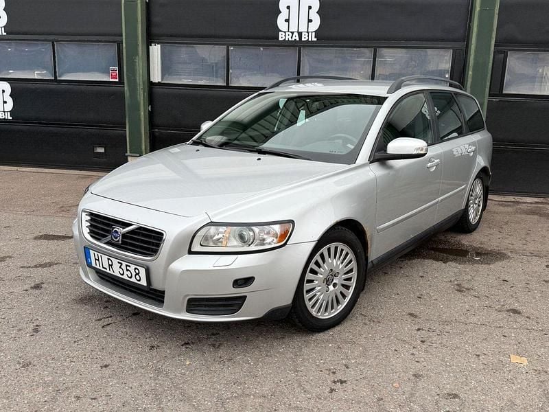 Ljusgrå Begagnad 2008 Volvo V50 Kinetic Kombi | 29 900 kr (Marknadspris) - Bild 1/4