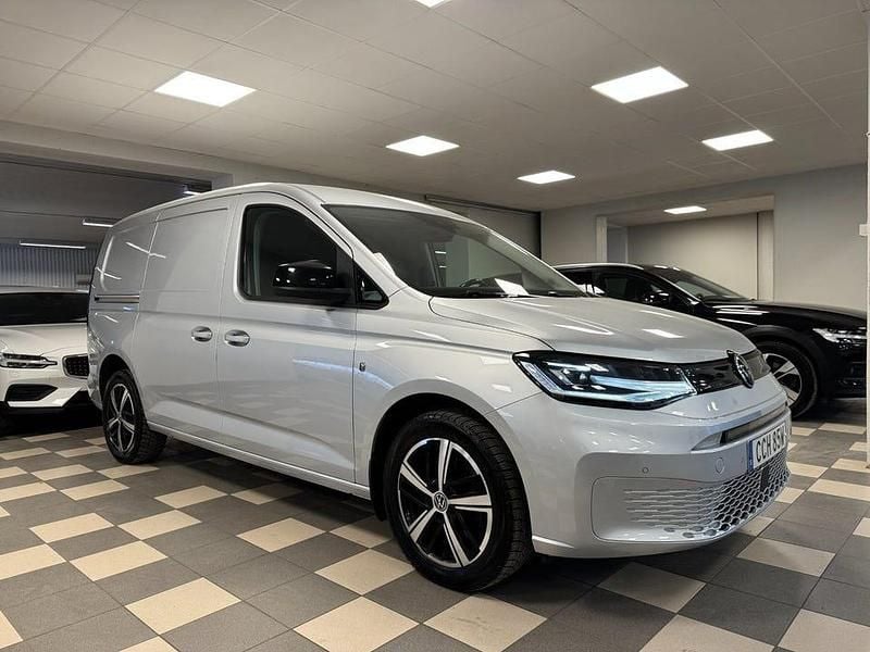 Silver Begagnad 2022 VW Caddy Maxi Minibuss | 243 800 kr (Marknadspris) - Bild 1/4