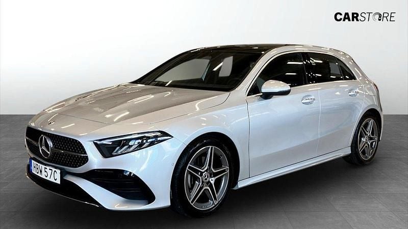 Silver Begagnad 2023 Mercedes A200 AMG Halvkombi | 349 900 kr (Dyr) - Bild 1/4