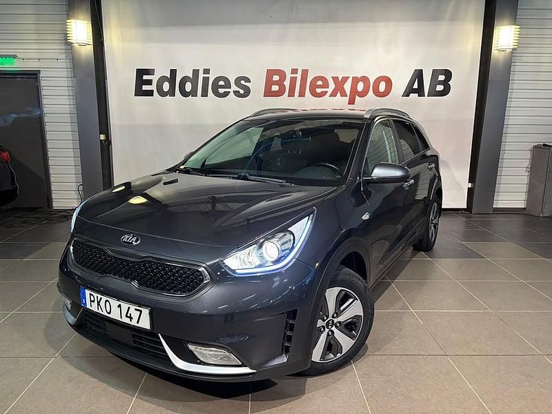 Grå Begagnad 2017 Kia Niro Advance SUV | 159 900 kr (Marknadspris) - Bild 1/4