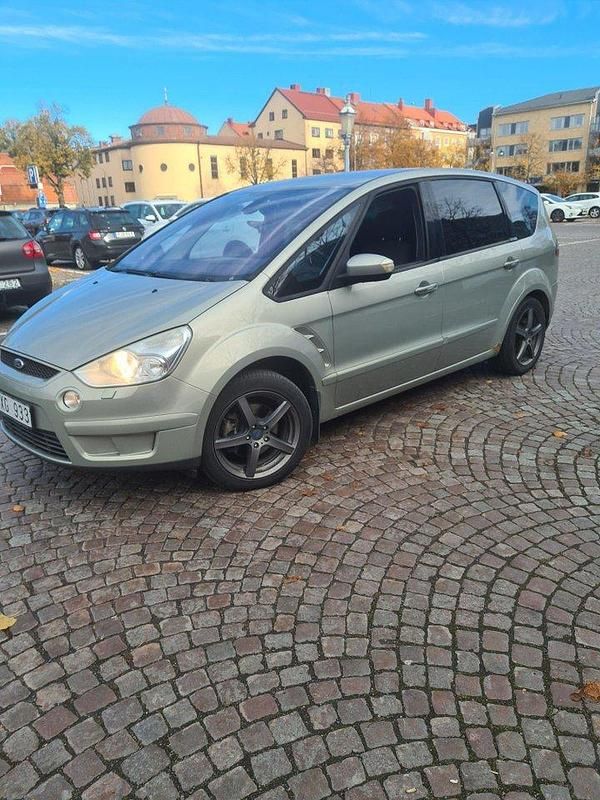 Grå Begagnad 2010 Ford S-MAX S Minibuss | 36 000 kr (Marknadspris) - Bild 1/4