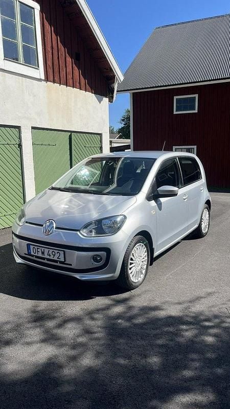 Silver Begagnad 2016 VW up! high up! Halvkombi | 68 000 kr (Marknadspris) - Bild 1/4