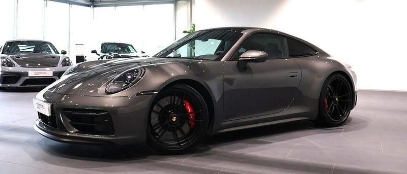 Mörkgrå (grey) Begagnad 2024 Porsche 911 Carrera 4 GTS Sportkupé | 1 850 000 kr (Lite dyr) - Bild 1/4