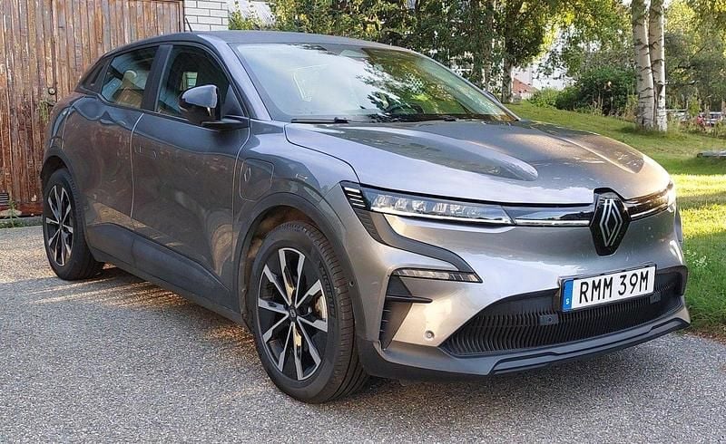 Grå Begagnad 2023 Renault Mégane Halvkombi | 275 000 kr (Marknadspris) - Bild 1/1