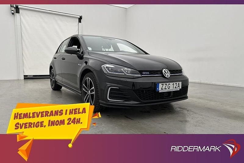 Svart Begagnad 2020 VW Golf VIII GTE Halvkombi | 259 900 kr (Marknadspris) - Bild 1/3