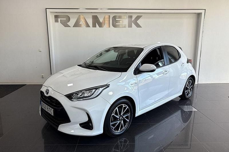 Vit Begagnad 2020 Toyota Yaris Hybrid Active Halvkombi | 199 000 kr (Marknadspris) - Bild 1/4