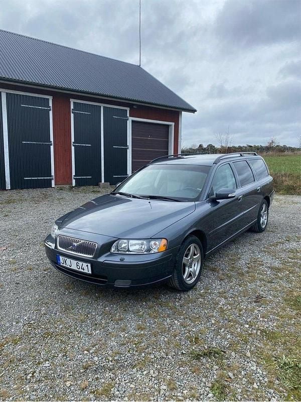 Grå Begagnad 2008 Volvo V70 Standard Kombi | 67 500 kr (Marknadspris) - Bild 1/4