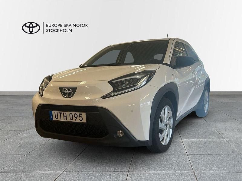 Vit Begagnad 2022 Toyota Aygo Comfort Halvkombi | 169 900 kr (Marknadspris) - Bild 1/3