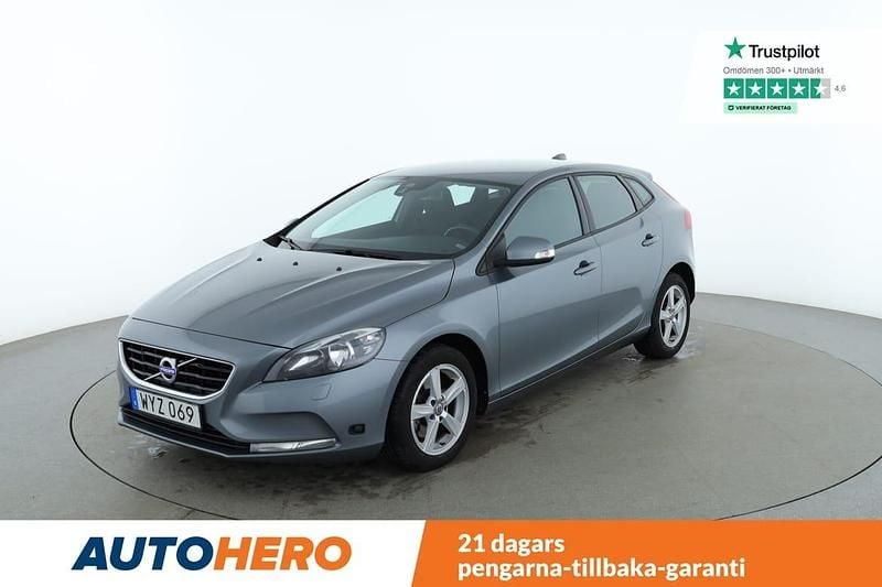 Grå Begagnad 2014 Volvo V40 Kinetic Halvkombi | 116 000 kr (Marknadspris) - Bild 1/4