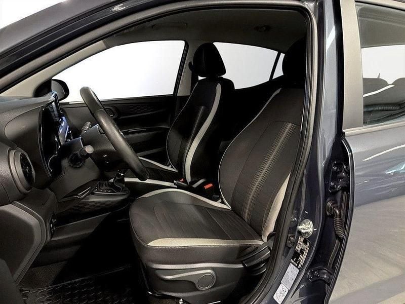 Begagnad Hyundai i10 Essential 67 HK (49 kW) 2022 Grå Halvkombi