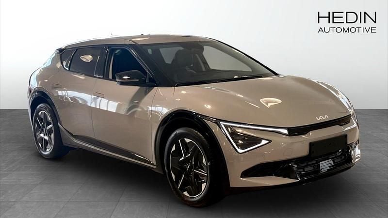 Grå (grey) Ny 2025 Kia EV6 Plus SUV | 607 111 kr (Marknadspris) - Bild 1/4