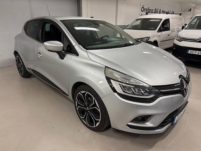 Silver (silvermetallic) Begagnad 2017 Renault Clio IV Intens Halvkombi | 94 900 kr (Marknadspris) - Bild 1/4