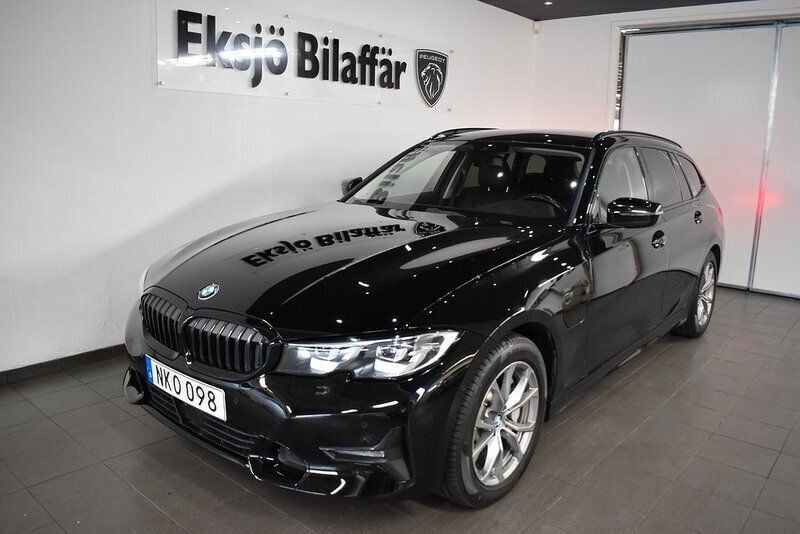 Svart Begagnad 2021 BMW 330e M Sport Kombi | 279 500 kr (Superpris) - Bild 1/4