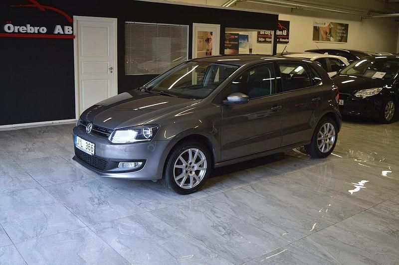 Mörkgrå Begagnad 2009 VW Polo Comfortline Halvkombi | 65 900 kr (Marknadspris) - Bild 1/4