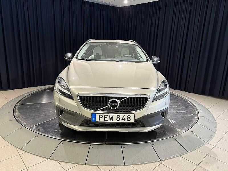 Begagnad Volvo V40 Momentum 152 HK (111 kW) 2017 Brun metallic Halvkombi