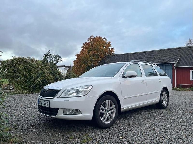 Vit Begagnad 2013 Skoda Octavia Elegance Kombi | 85 000 kr (Marknadspris) - Bild 1/4