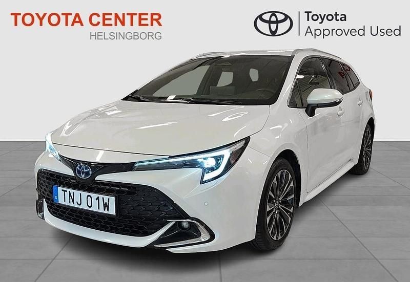 Vit Begagnad 2023 Toyota Corolla Plus Kombi | 284 900 kr (Bra pris) - Bild 1/4