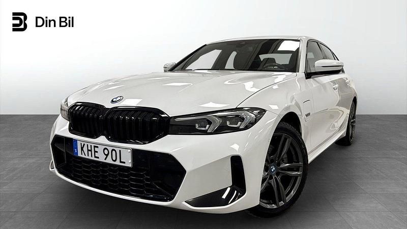 Vit (svart) Begagnad 2023 BMW 330e M Sport Sedan | 449 900 kr (Lite dyr) - Bild 1/4