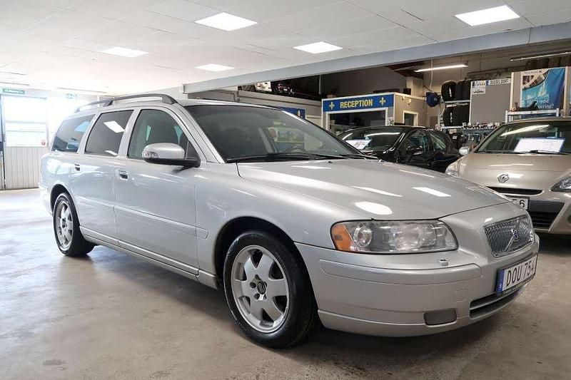 Ljusgrå Begagnad 2007 Volvo V70 Momentum Kombi | 59 500 kr (Marknadspris) - Bild 1/4