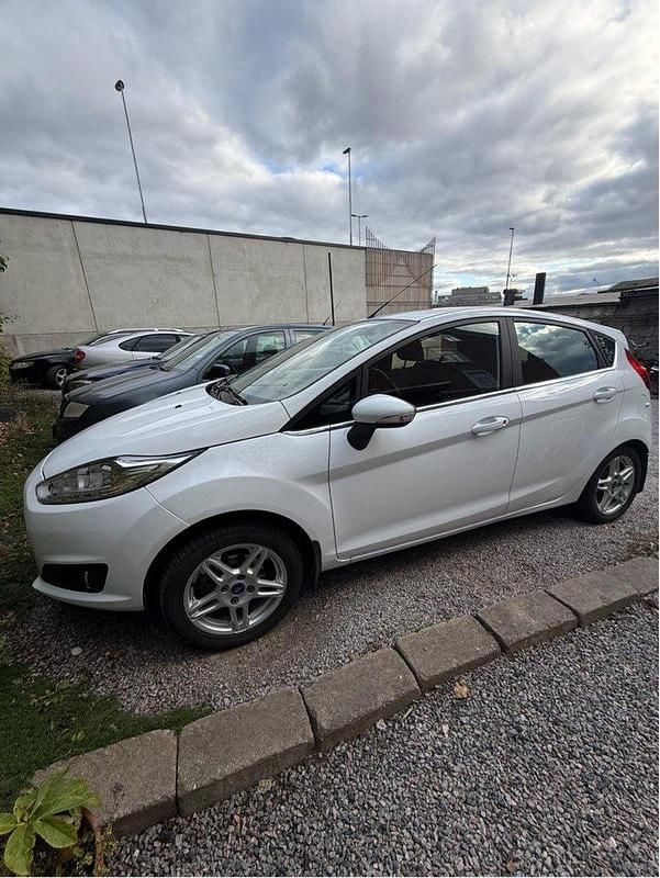 Vit Begagnad 2014 Ford Fiesta Titanium Halvkombi | 49 000 kr (Superpris) - Bild 1/4