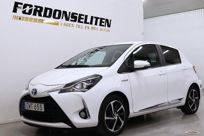 Vit Begagnad 2019 Toyota Yaris Hybrid Executive Halvkombi | 144 800 kr (Bra pris) - Bild 1/4