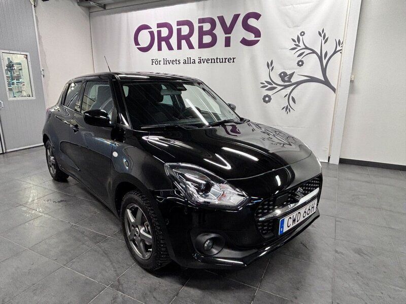 Svart Begagnad 2023 Suzuki Swift Halvkombi | 178 500 kr (Marknadspris) - Bild 1/4