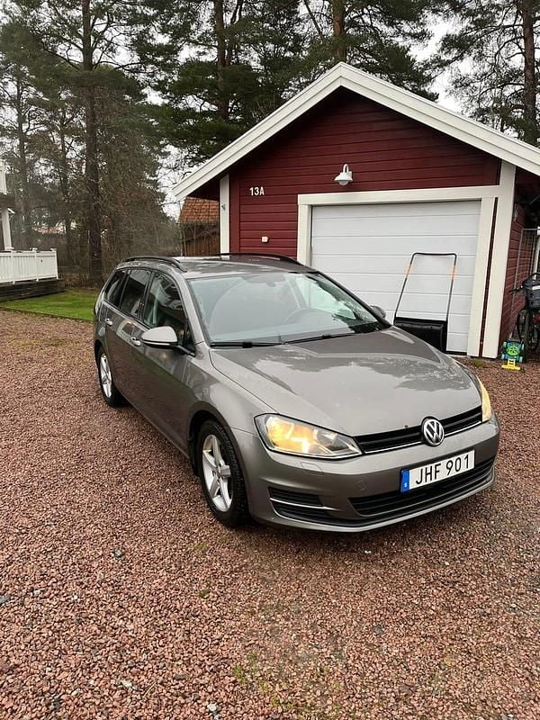 Grå Begagnad 2014 VW Golf VII Kombi | 58 000 kr (Bra pris) - Bild 1/4