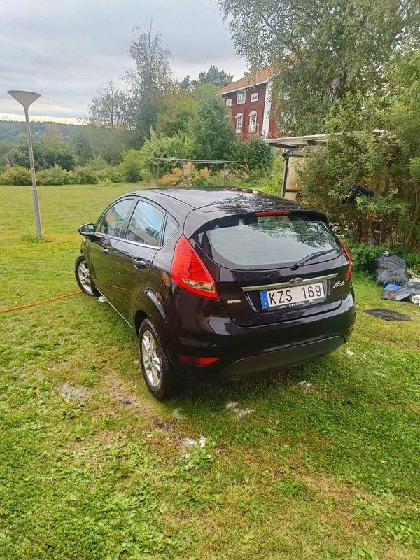 Svart Begagnad 2011 Ford Fiesta Titanium Halvkombi | 18 000 kr (Marknadspris) - Bild 1/4
