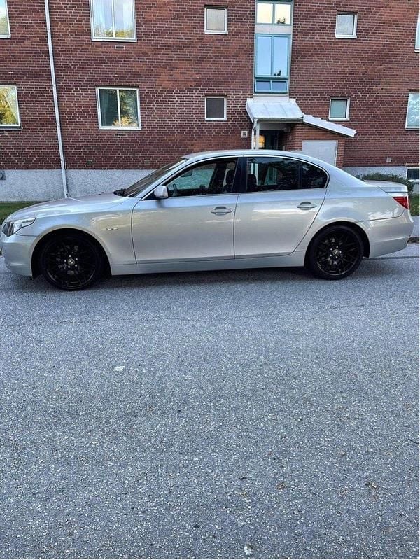 Grå Begagnad 2006 BMW 525 Sedan | 45 000 kr (Bra pris) - Bild 1/4