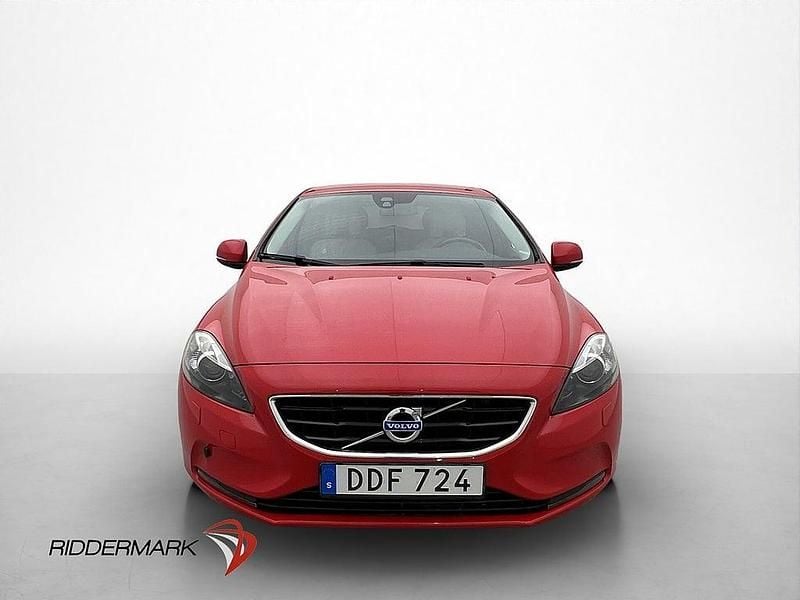 Begagnad Volvo V40 Momentum 150 HK (110 kW) 2014 Röd Halvkombi